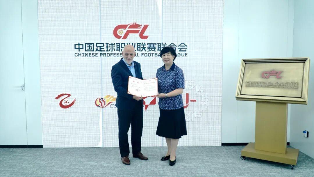 中足联与西甲联盟进行会谈，李克敏向特瓦斯颁发战略顾问聘书